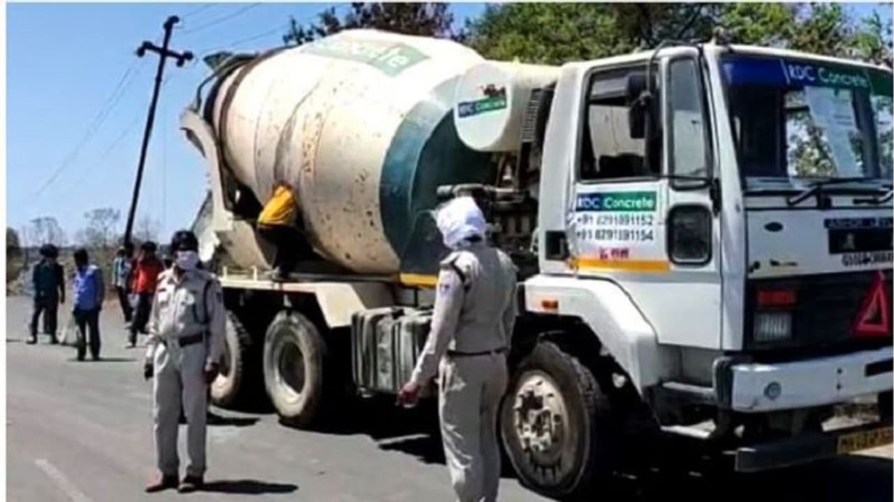 ప్రాణాలకు తెగించి సిమెంట్ మిక్సర్ లో 18 మంది వలసకూలీల ప్రయాణం! ప్రాణాలకు తెగించి సిమెంట్ మిక్సర్ లో 18 మంది వలసకూలీల ప్రయాణం!