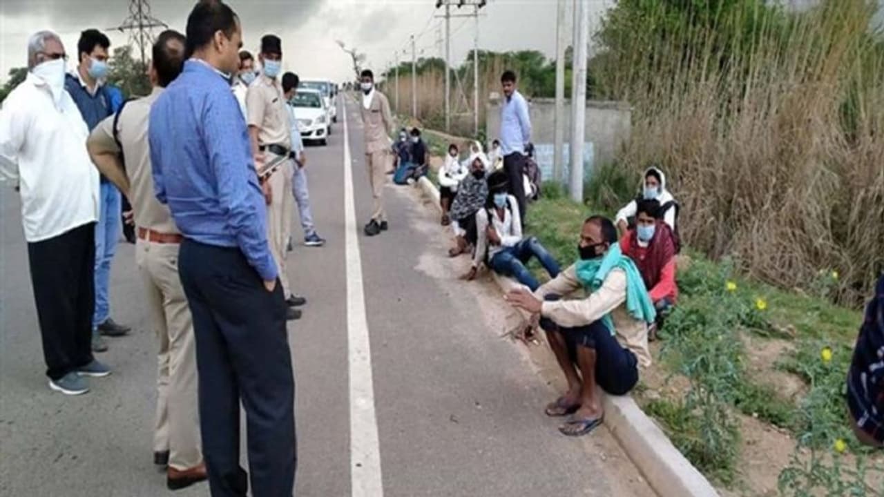 लॉकडाउन में घर जा रहे परिवार को ट्रैक्टर ने रौंदा, पति पत्नी सहित 3 की मौत, 2 की हालत नाजुक लॉकडाउन में घर जा रहे परिवार को ट्रैक्टर ने रौंदा, पति पत्नी सहित 3 की मौत, 2 की हालत नाजुक