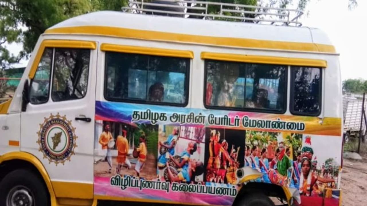 கொரோன பயம் சொந்த ஊர் போக இப்படி யோசித்து அப்படி மாட்டிக்கொண்ட கும்பல்.!சுற்றி வளைத்த போலீஸ்.!! கொரோன பயம் சொந்த ஊர் போக இப்படி யோசித்து அப்படி மாட்டிக்கொண்ட கும்பல்.!சுற்றி வளைத்த போலீஸ்.!!