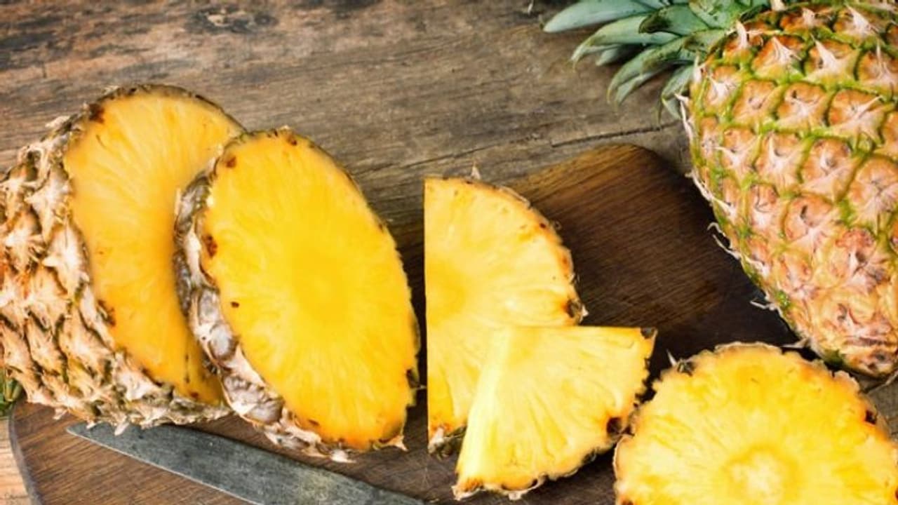 ലോക്ഡൗണ്‍ മൂലം മദ്യമില്ല; പൈനാപ്പിളില്‍ അഭയം കണ്ടെത്തി ഒരു നാട്!