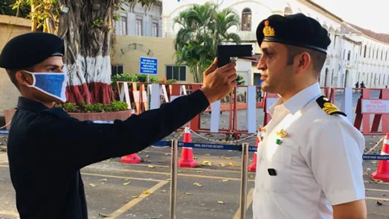 नौसेना में 38 कोरोना संक्रमित जवानों में 12 अब ठीक, जंगी जहाजों पर तैनाती से पहले रखी जा रही सेहत पर नजर नौसेना में 38 कोरोना संक्रमित जवानों में 12 अब ठीक, जंगी जहाजों पर तैनाती से पहले रखी जा रही सेहत पर नजर