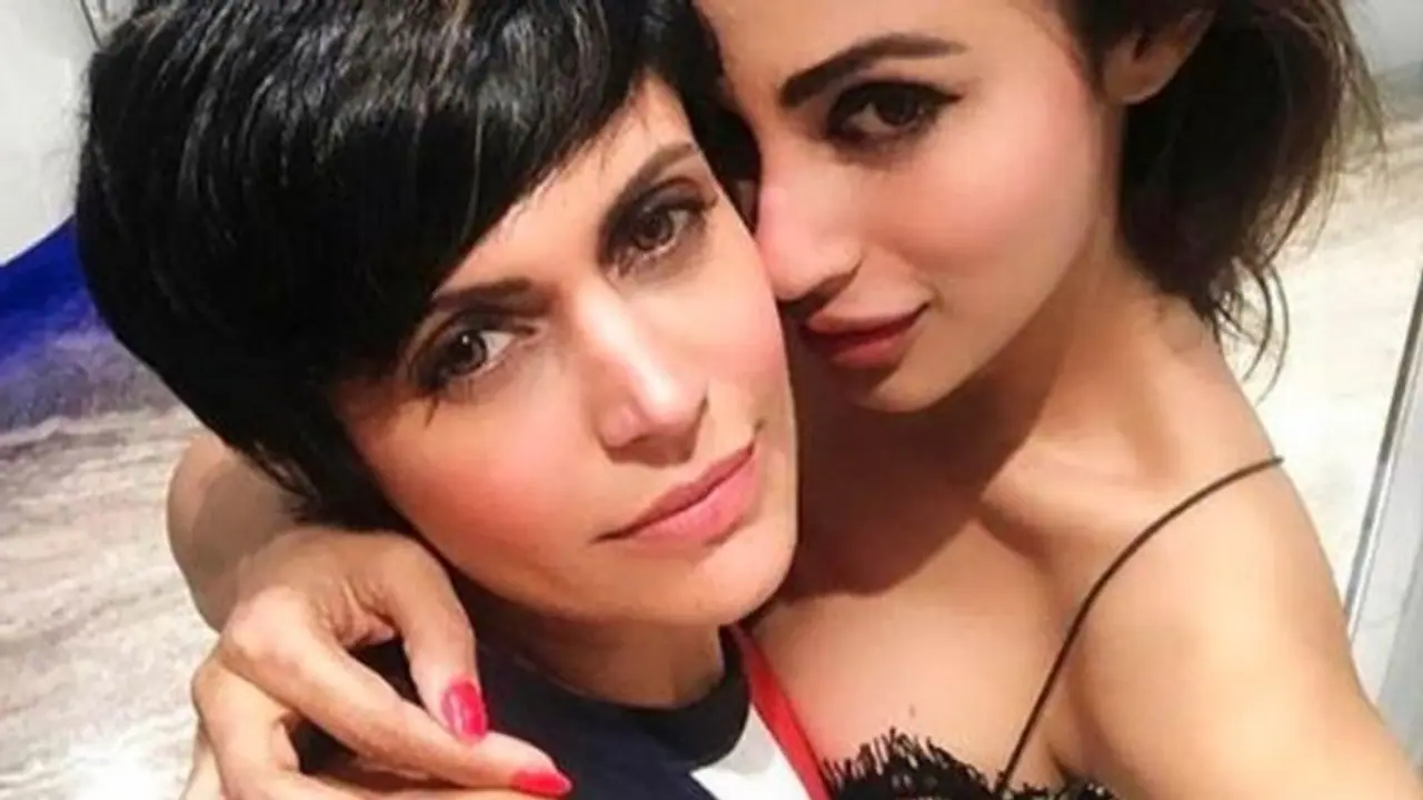 মৌনি মন্দিরা সমকামী, ছবিতে শোরগোল নেটদুনিয়ায় মৌনি মন্দিরা সমকামী, ছবিতে শোরগোল নেটদুনিয়ায়