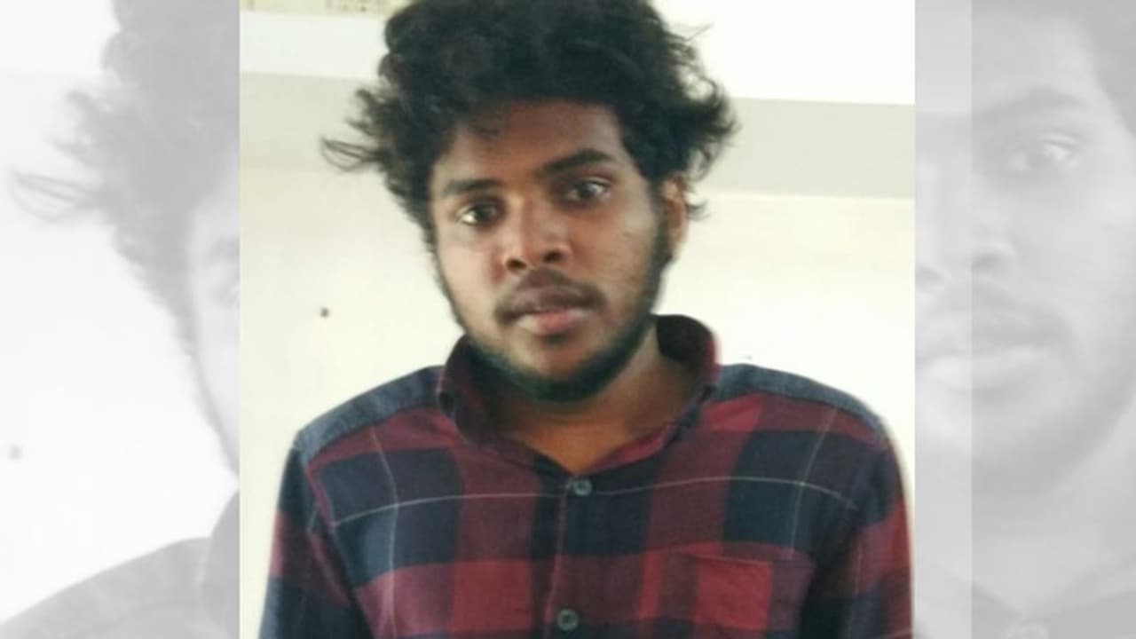 അന്തർ ജില്ലാ മോഷ്ടാവ് പിടിയിൽ; സ്കൂട്ടറും മൊബൈൽ ഫോണും 10,000 രൂപയും പൊലീസ് കണ്ടെടുത്തു അന്തർ ജില്ലാ മോഷ്ടാവ് പിടിയിൽ; സ്കൂട്ടറും മൊബൈൽ ഫോണും 10,000 രൂപയും പൊലീസ് കണ്ടെടുത്തു