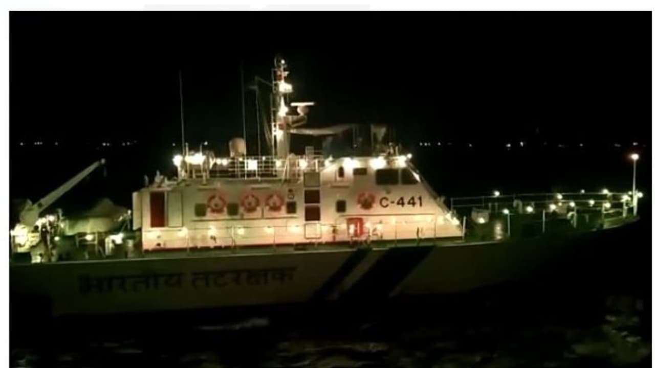 കൊവിഡ് പ്രതിരോധ പ്രവര്ത്തനങ്ങള്ക്ക് ആദരം; ദീപം തെളിയിച്ച് തീര സംരക്ഷണ സേന കൊവിഡ് പ്രതിരോധ പ്രവര്ത്തനങ്ങള്ക്ക് ആദരം; ദീപം തെളിയിച്ച് തീര സംരക്ഷണ സേന