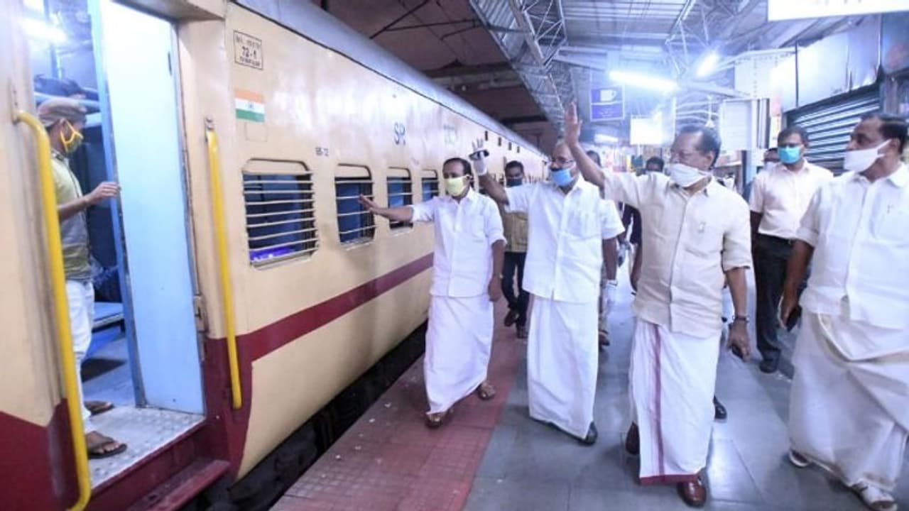 അതിഥി തൊഴിലാളികളുമായി കോഴിക്കോട് നിന്നുള്ള ആദ്യ ട്രെയിന് പുറപ്പെട്ടു അതിഥി തൊഴിലാളികളുമായി കോഴിക്കോട് നിന്നുള്ള ആദ്യ ട്രെയിന് പുറപ്പെട്ടു
