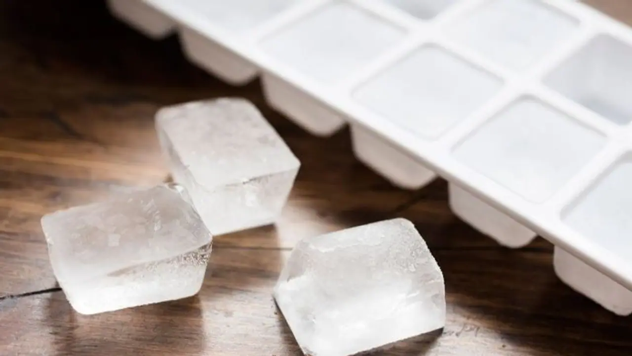 ഐസ് കട്ടകൾ വാങ്ങുമ്പോൾ വരെ ശ്രദ്ധ വേണം; ആരോഗ്യകാര്യങ്ങളിലും ശുചിത്വത്തിലും ജാഗ്രത വേണമെന്ന് ആരോഗ്യ വകുപ്പ് ഐസ് കട്ടകൾ വാങ്ങുമ്പോൾ വരെ ശ്രദ്ധ വേണം; ആരോഗ്യകാര്യങ്ങളിലും ശുചിത്വത്തിലും ജാഗ്രത വേണമെന്ന് ആരോഗ്യ വകുപ്പ്