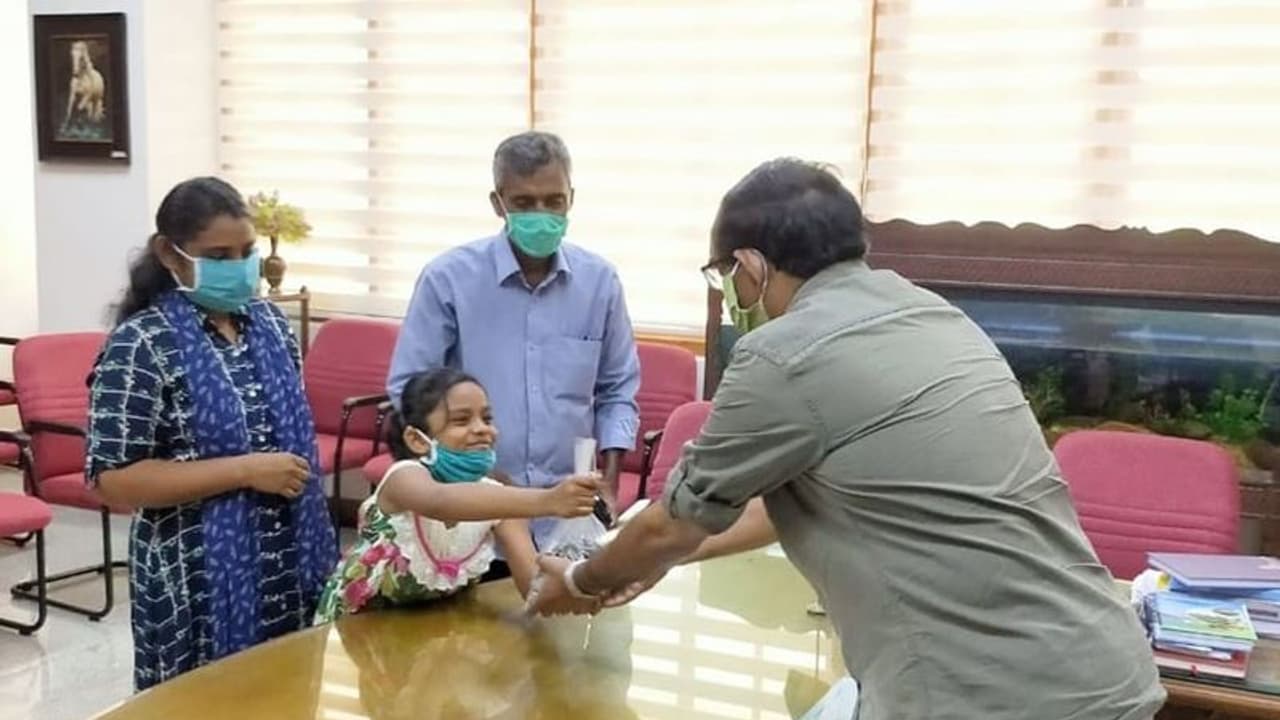 നാട് കരയുമ്പോള് സൈക്കിള് ചവിട്ടേണ്ട; ദുരിതാശ്വാസ നിധിയിലേക്ക് രണ്ടാം ക്ലാസുകാരിയുടെ ചില്ലറത്തുട്ടുകളും നാട് കരയുമ്പോള് സൈക്കിള് ചവിട്ടേണ്ട; ദുരിതാശ്വാസ നിധിയിലേക്ക് രണ്ടാം ക്ലാസുകാരിയുടെ ചില്ലറത്തുട്ടുകളും