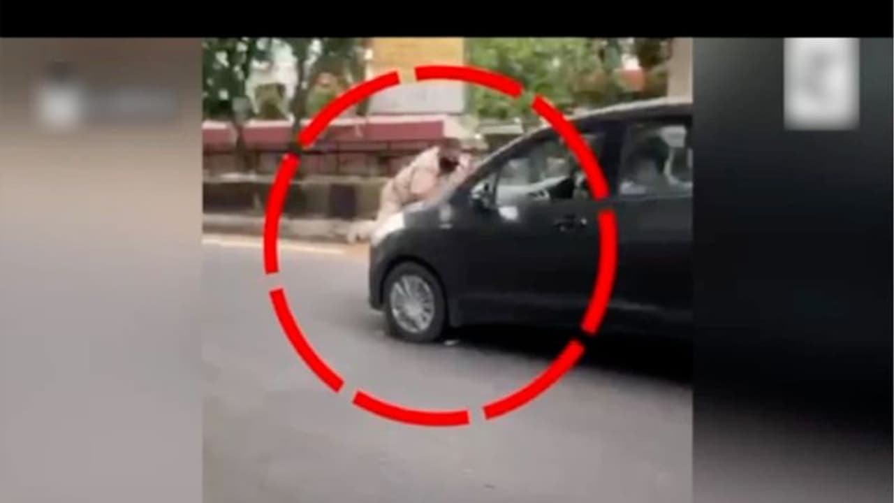 ലോക്ക്ഡൗണ് ഡ്യൂട്ടിയിലിരുന്ന പൊലീസ് ഓഫീസറെ ബോണറ്റില് കുടുക്കി കാറോടിച്ച് പരാക്രമം; 20 കാരന് അറസ്റ്റില് ലോക്ക്ഡൗണ് ഡ്യൂട്ടിയിലിരുന്ന പൊലീസ് ഓഫീസറെ ബോണറ്റില് കുടുക്കി കാറോടിച്ച് പരാക്രമം; 20 കാരന് അറസ്റ്റില്