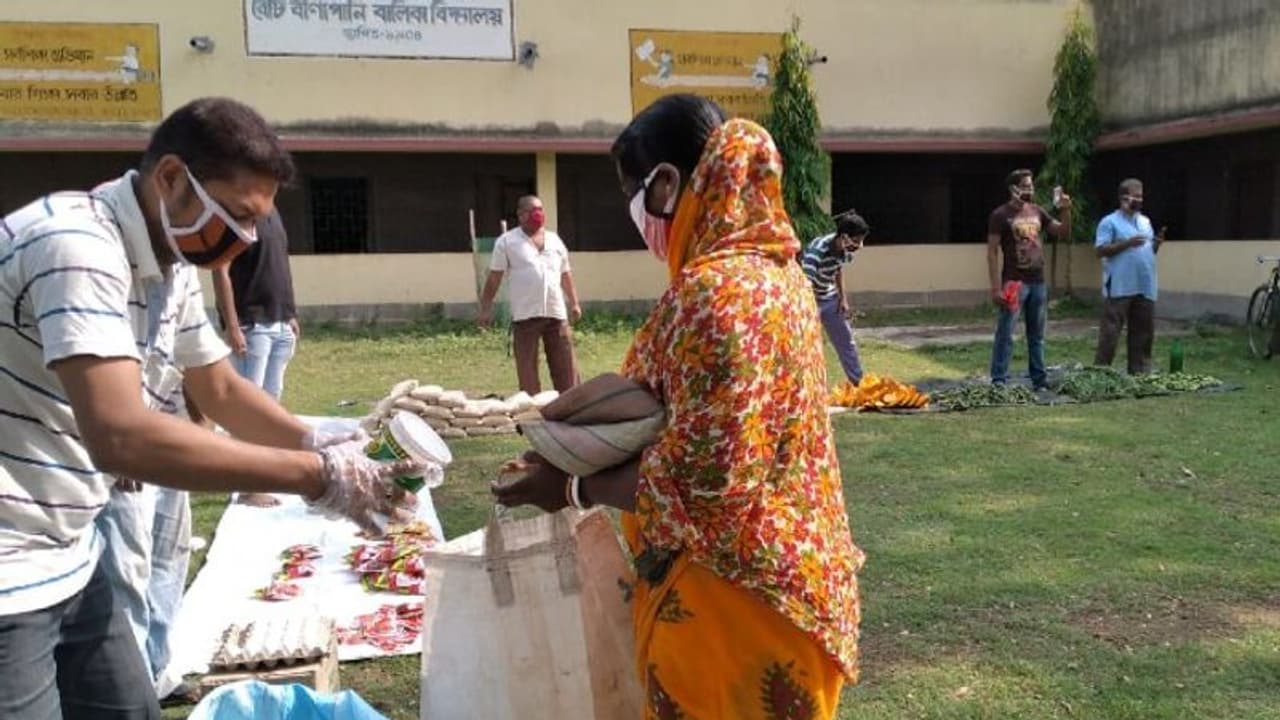 'ছোট কয়েনের বাজার', লকডাউনে অভিনব উদ্যোগ একদল যুবকের