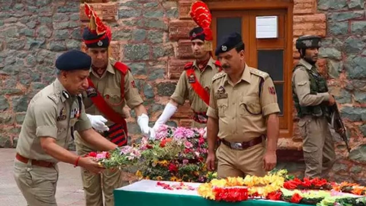 ಇಂದು ಸೇನಾಪಡೆಗಳಿಂದ ಆಸ್ಪತ್ರೆಗಳ ಮೇಲೆ ಹೂಮಳೆ