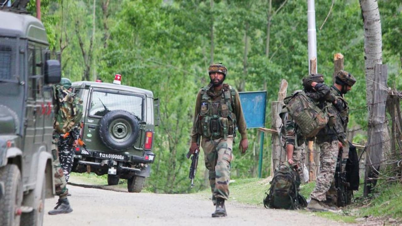 করোনাযোদ্ধাদের অভিবাদনের মধ্যেই দুঃসংবাদ, উপত্যকায় এনকাউন্টারে শহিদ ৫ নিরাপত্তা রক্ষী