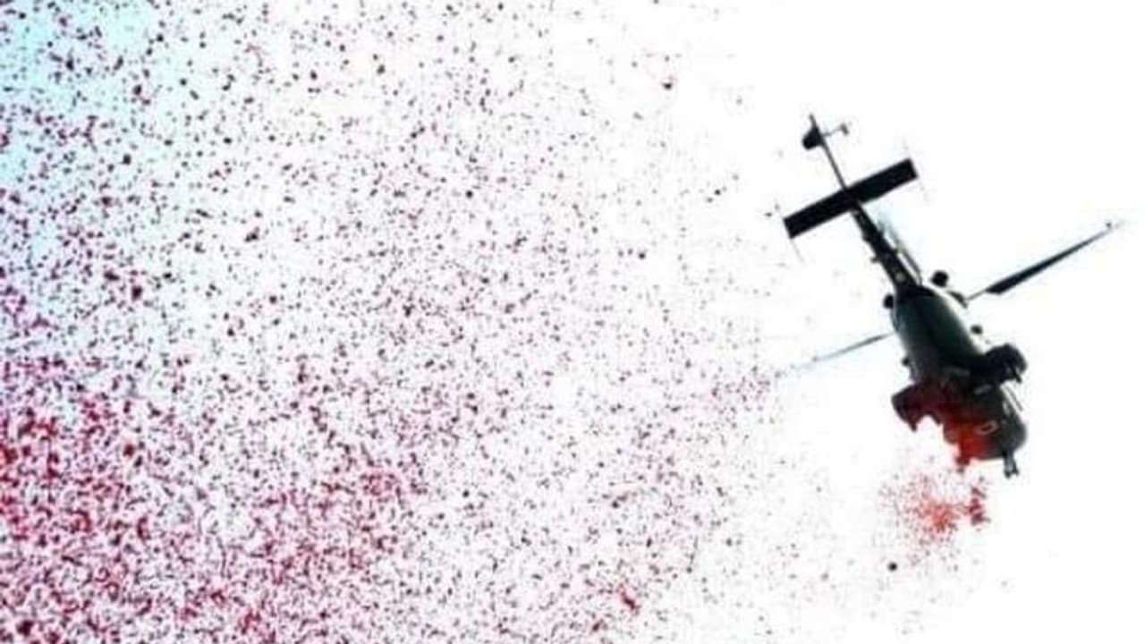 కరోనా రోగుల సేవలకు సంఘీభావం: గాంధీ ఆసుపత్రి వద్ద ఇండియన్ ఆర్మీ పూల వర్షం కరోనా రోగుల సేవలకు సంఘీభావం: గాంధీ ఆసుపత్రి వద్ద ఇండియన్ ఆర్మీ పూల వర్షం