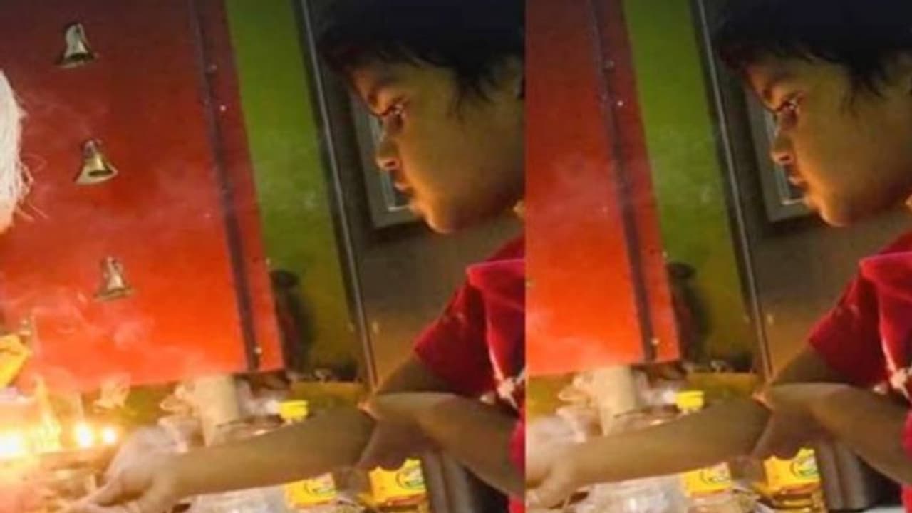 'കൊറോണയൊക്കെ ചത്ത് പോണേ'; ഭഗവാനുമുന്നില് സങ്കടം പറഞ്ഞ് കൊച്ചുമിടുക്കി; ചിരി പടര്ത്തി വീഡിയോ 'കൊറോണയൊക്കെ ചത്ത് പോണേ'; ഭഗവാനുമുന്നില് സങ്കടം പറഞ്ഞ് കൊച്ചുമിടുക്കി; ചിരി പടര്ത്തി വീഡിയോ