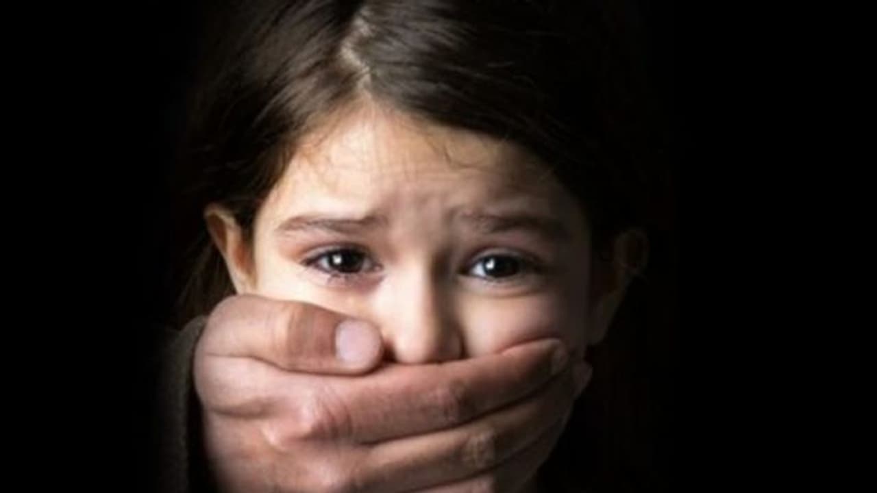 43 ವರ್ಷದ ವ್ಯಕ್ತಿಯಿಂದ ಒಂದೇ ಮನೆಯ ಮೂವರು ಅಪ್ರಾಪ್ತ ಸಹೋದರಿಯರ ಮೇಲೆ ಅತ್ಯಾಚಾರ! 43 ವರ್ಷದ ವ್ಯಕ್ತಿಯಿಂದ ಒಂದೇ ಮನೆಯ ಮೂವರು ಅಪ್ರಾಪ್ತ ಸಹೋದರಿಯರ ಮೇಲೆ ಅತ್ಯಾಚಾರ!