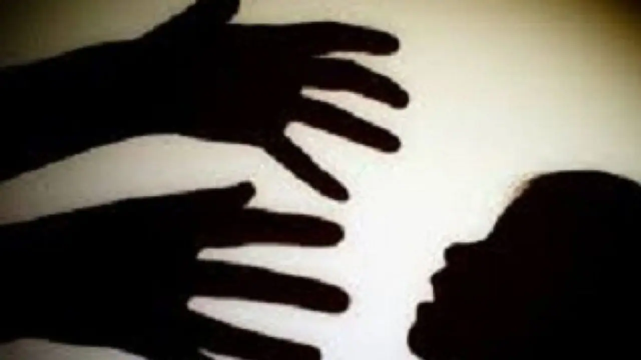 തൊടാൻ ശ്രമിച്ചു, അശ്ലീലം പറഞ്ഞു; തൃശ്ശൂരേക്കുള്ള ട്രെയിൻ യാത്രയിൽ അച്ഛനൊപ്പമുള്ള 16 കാരിക്ക് നേരെ അതിക്രമം തൊടാൻ ശ്രമിച്ചു, അശ്ലീലം പറഞ്ഞു; തൃശ്ശൂരേക്കുള്ള ട്രെയിൻ യാത്രയിൽ അച്ഛനൊപ്പമുള്ള 16 കാരിക്ക് നേരെ അതിക്രമം