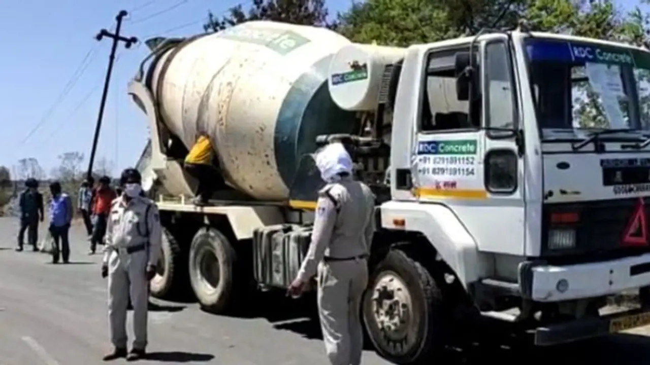 ഒരു സിമന്റ് മിക്സറിനുള്ളില് 18 അതിഥി തൊഴിലാളികള്; അനധികൃതമായി കടക്കാനുള്ള ശ്രമം തടഞ്ഞ് പൊലീസ് ഒരു സിമന്റ് മിക്സറിനുള്ളില് 18 അതിഥി തൊഴിലാളികള്; അനധികൃതമായി കടക്കാനുള്ള ശ്രമം തടഞ്ഞ് പൊലീസ്