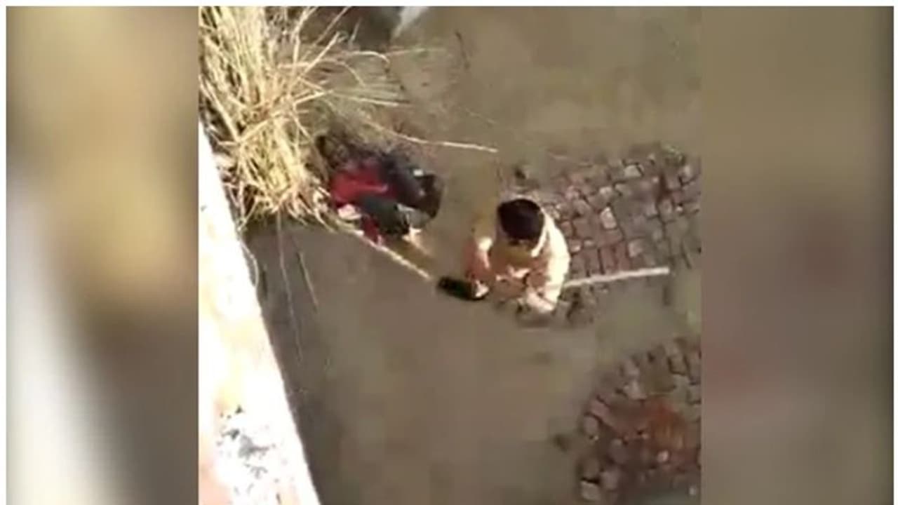 യുവാവിന് നേരെ യുപി പൊലീസിന്റെ ക്രൂര മര്ദ്ദനം; വീഡിയോ പ്രചരിക്കുന്നു യുവാവിന് നേരെ യുപി പൊലീസിന്റെ ക്രൂര മര്ദ്ദനം; വീഡിയോ പ്രചരിക്കുന്നു