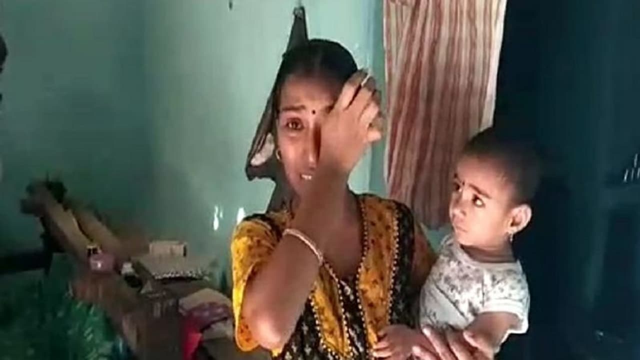 ಲಾಕ್ಡೌನ್ ಎಫೆಕ್ಟ್: ಕೈಯಲ್ಲಿ ದುಡ್ಡಿಲ್ಲ, ಔಷಧಿ ಸಿಗದೆ ಪುಟ್ಟ ಕಂದಮ್ಮನ ನರಳಾಟ..! ಲಾಕ್ಡೌನ್ ಎಫೆಕ್ಟ್: ಕೈಯಲ್ಲಿ ದುಡ್ಡಿಲ್ಲ, ಔಷಧಿ ಸಿಗದೆ ಪುಟ್ಟ ಕಂದಮ್ಮನ ನರಳಾಟ..!