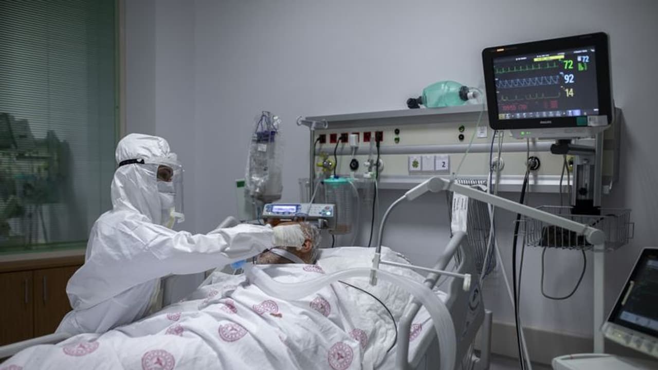 കൊവിഡ് ബാധിച്ച് ദില്ലിയിൽ ഡോക്ടറും ഭാര്യയും മരിച്ചു കൊവിഡ് ബാധിച്ച് ദില്ലിയിൽ ഡോക്ടറും ഭാര്യയും മരിച്ചു