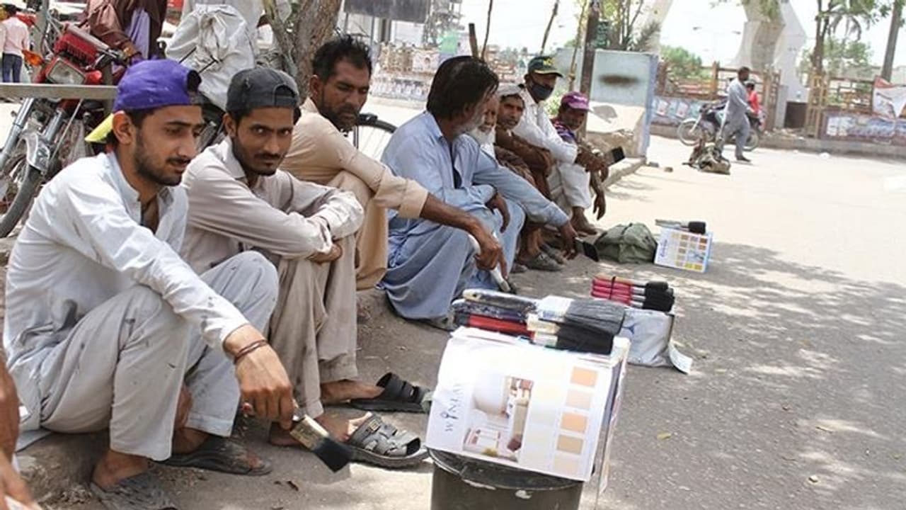 ಸಾಲದ ಸುಳಿಗೆ ಸಿಲುಕಿ 1.5 ಲಕ್ಷ ಸರ್ಕಾರಿ ಹುದ್ದೆಗಳನ್ನೇ ಕಡಿತಗೊಳಿಸಿದ ಪಾಕಿಸ್ತಾನ ಸಾಲದ ಸುಳಿಗೆ ಸಿಲುಕಿ 1.5 ಲಕ್ಷ ಸರ್ಕಾರಿ ಹುದ್ದೆಗಳನ್ನೇ ಕಡಿತಗೊಳಿಸಿದ ಪಾಕಿಸ್ತಾನ