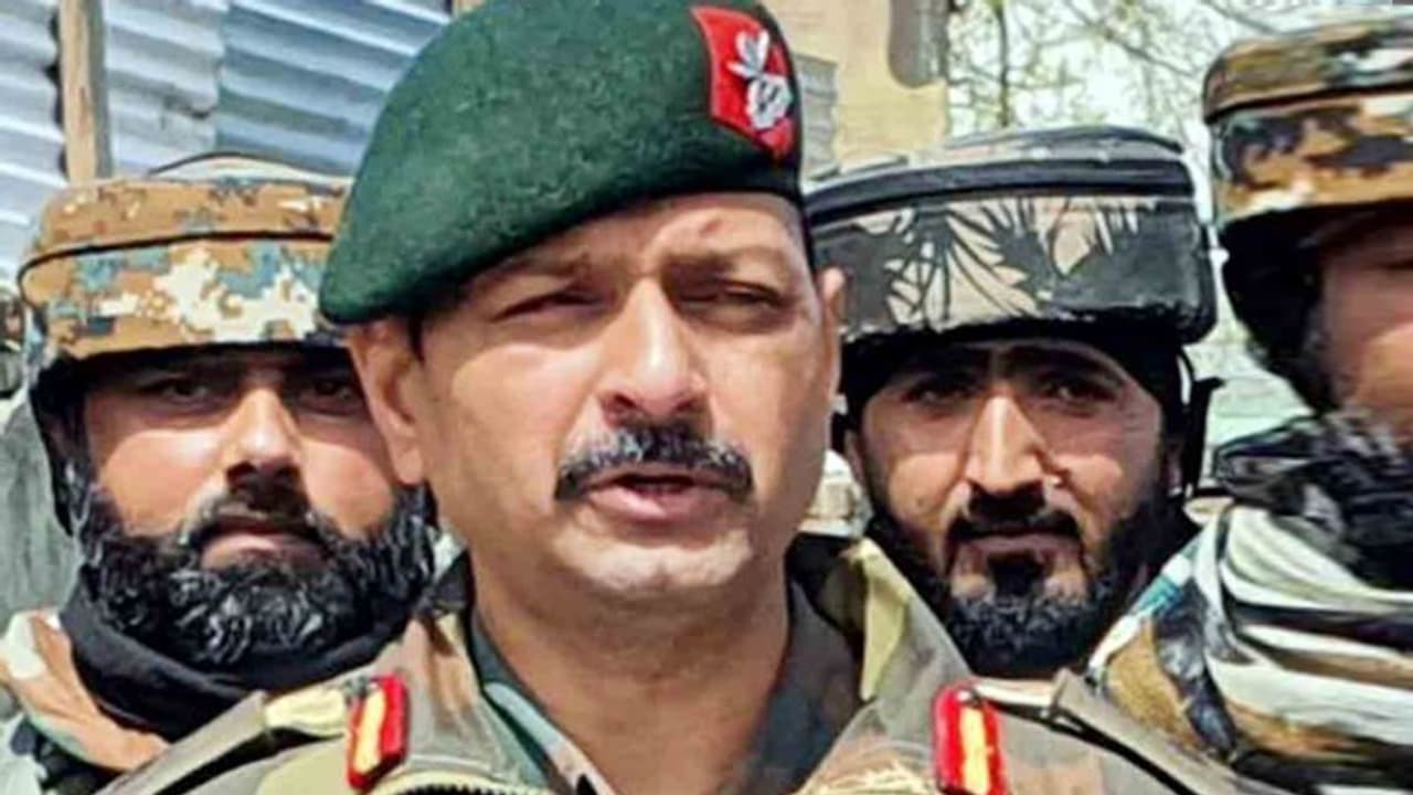 ফোনের ওপাড় থেকে এল সাড়া 'আসসালাম আলাইকুম', হায়দার ই লক্ষ্য ছিল শহিদ কর্নেল শর্মার ফোনের ওপাড় থেকে এল সাড়া 'আসসালাম আলাইকুম', হায়দার ই লক্ষ্য ছিল শহিদ কর্নেল শর্মার