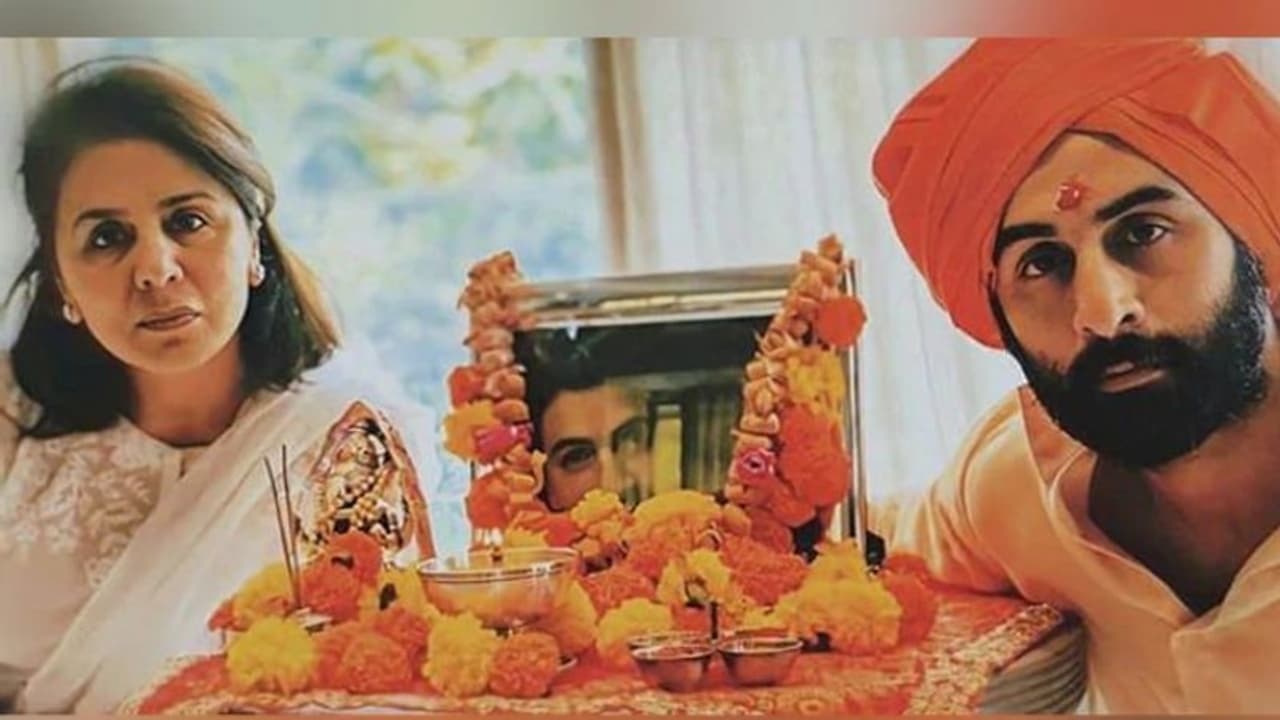 ഋഷി കപൂറിനായി പ്രാര്ത്ഥിച്ച് കുടുംബം; മരണാനന്തരചടങ്ങിലെ ചിത്രം പങ്കുവച്ച് ആരാധകര് ഋഷി കപൂറിനായി പ്രാര്ത്ഥിച്ച് കുടുംബം; മരണാനന്തരചടങ്ങിലെ ചിത്രം പങ്കുവച്ച് ആരാധകര്