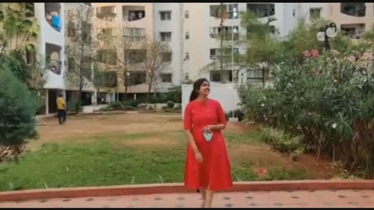 കൊവിഡ് ഡ്യൂട്ടി കഴിഞ്ഞെത്തിയ ഡോക്ടറെ കരഘോഷത്തോടെ സ്വീകരിച്ച് അയൽവാസികൾ; കണ്ണ് നിറഞ്ഞ് വിജയശ്രീ, വീഡിയോ വൈറൽ കൊവിഡ് ഡ്യൂട്ടി കഴിഞ്ഞെത്തിയ ഡോക്ടറെ കരഘോഷത്തോടെ സ്വീകരിച്ച് അയൽവാസികൾ; കണ്ണ് നിറഞ്ഞ് വിജയശ്രീ, വീഡിയോ വൈറൽ