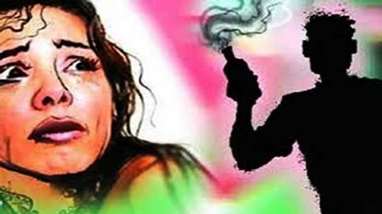 ಧಾರವಾಡದಲ್ಲಿ ಮಹಿಳಾ ಎಸಿಪಿ ಮೇಲೆ ಸೀಮೆಎಣ್ಣೆ ಸುರಿದ ವಕೀಲ ಧಾರವಾಡದಲ್ಲಿ ಮಹಿಳಾ ಎಸಿಪಿ ಮೇಲೆ ಸೀಮೆಎಣ್ಣೆ ಸುರಿದ ವಕೀಲ