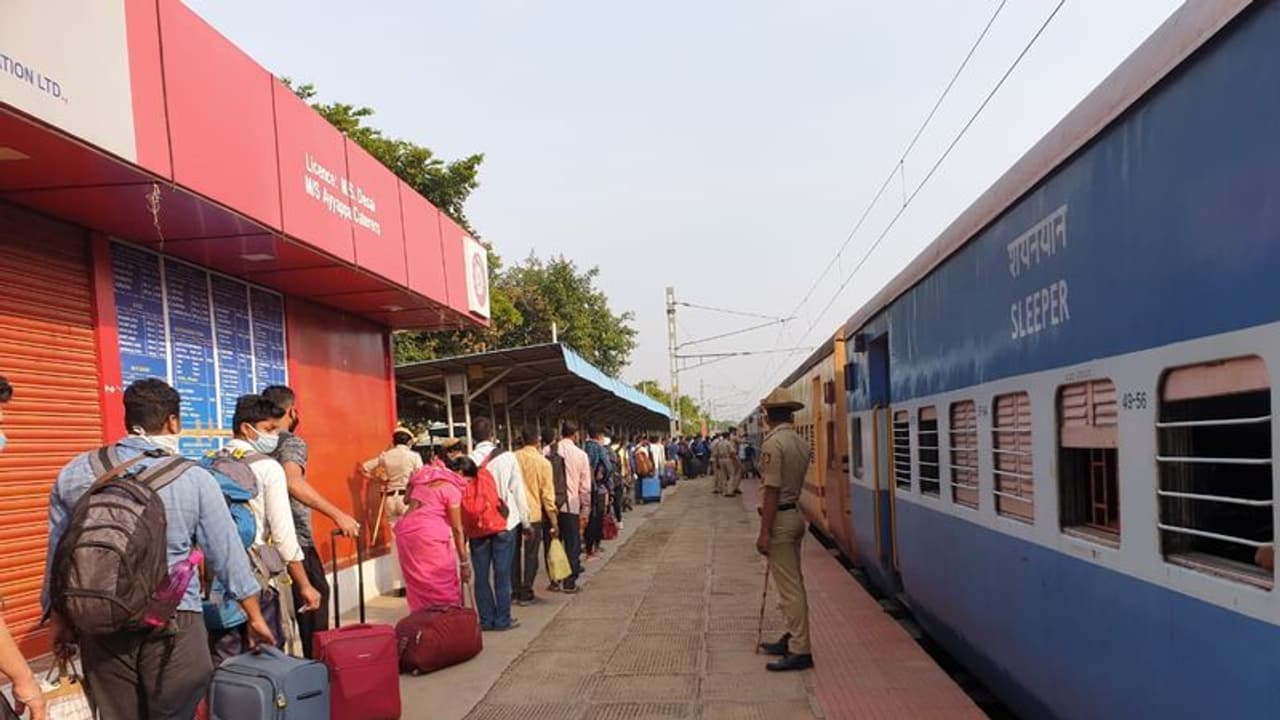 অভিবাসী শ্রমিকদের দায় এড়াচ্ছে কেন্দ্র, টিকিটের দাম থেকে শ্রমিক নিরাপত্তা সব দায়িত্বই রাজ্যের