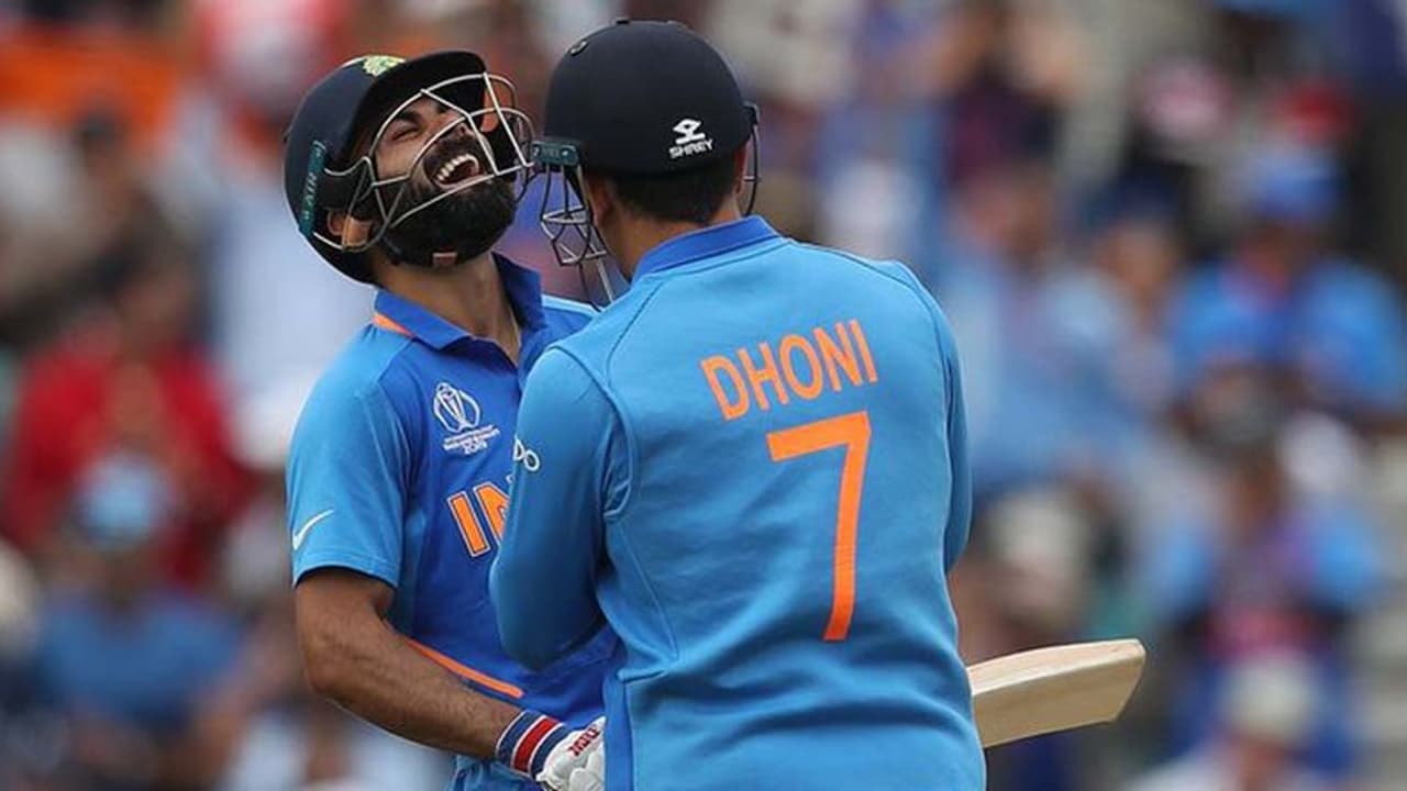 ധോണിയുടെ പാതയിലാണ് കോലി; ഇന്ത്യന് ക്യാപ്റ്റന്മാരെ പുകഴ്ത്തി മുന് പാക് താരം ധോണിയുടെ പാതയിലാണ് കോലി; ഇന്ത്യന് ക്യാപ്റ്റന്മാരെ പുകഴ്ത്തി മുന് പാക് താരം