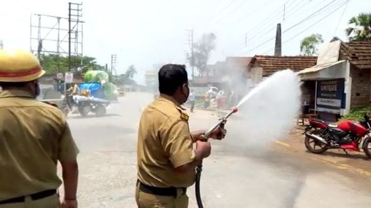 করোনা রুখতে কলকাতায় নেগেটিভ আয়ন স্প্রে করে মিলল সাফল্য়, দাবি ফিরহাদের