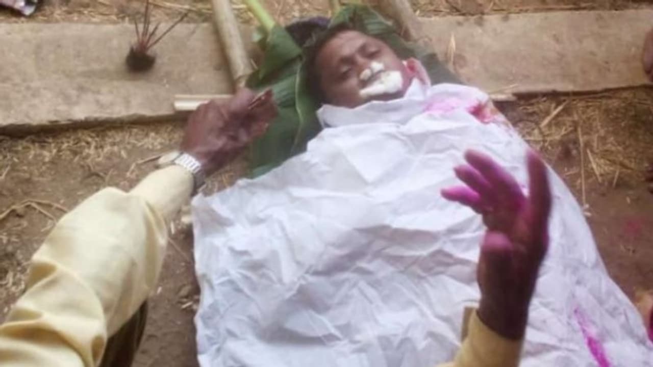 कोरोना के खौफ में पिता ने बेटे को उतारा मौत के घाट, बोला तुझे घर के अंदर तो जाने ही नहीं दूंगा कोरोना के खौफ में पिता ने बेटे को उतारा मौत के घाट, बोला तुझे घर के अंदर तो जाने ही नहीं दूंगा