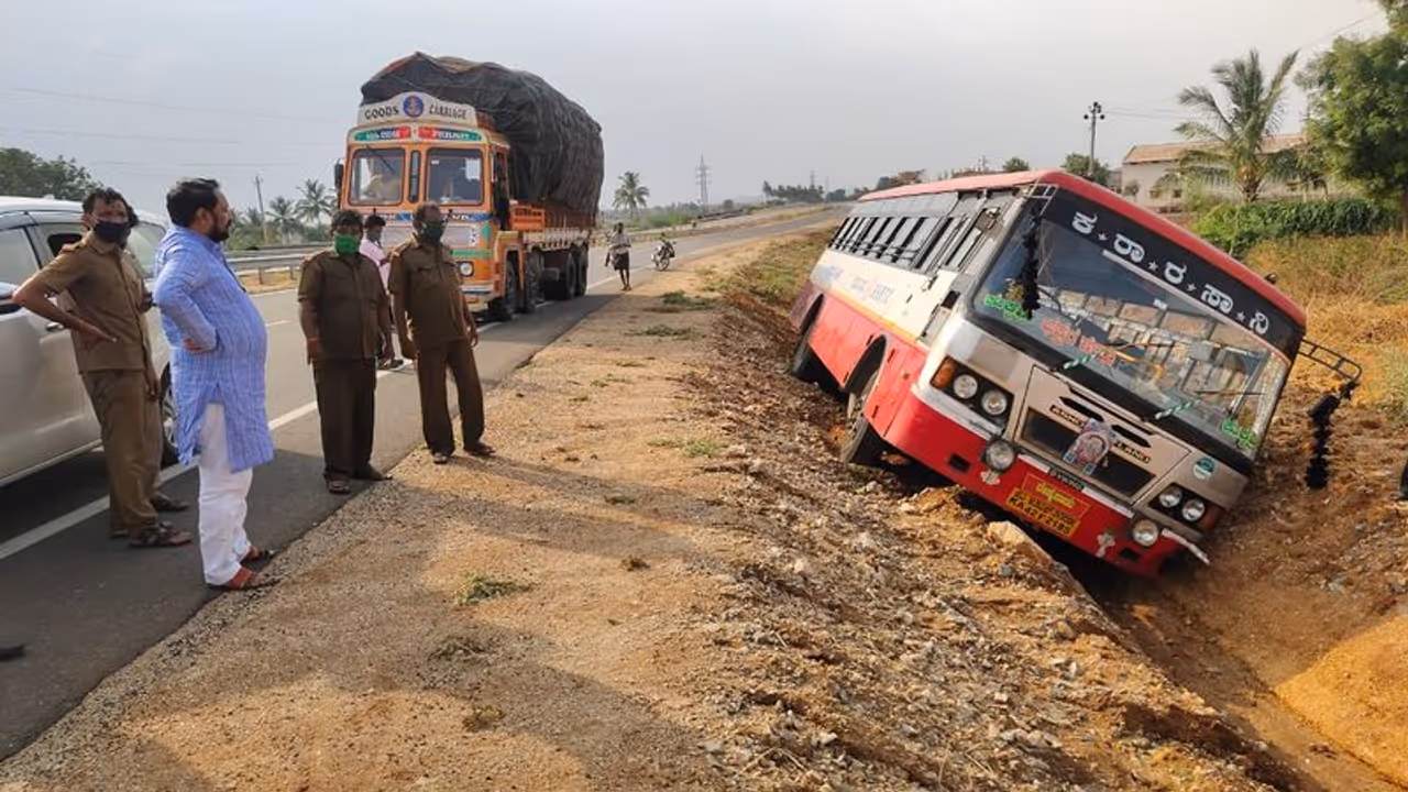 ಕಾರ್ಮಿಕರನ್ನು ಬಿಟ್ಟು ವಾಪಸ್‌ ಆಗುತ್ತಿದ್ದ ಬಸ್ ಅಪಘಾತ: ಮಾನವೀಯತೆ ಮೆರೆದ ಡಿಸಿಎಂ