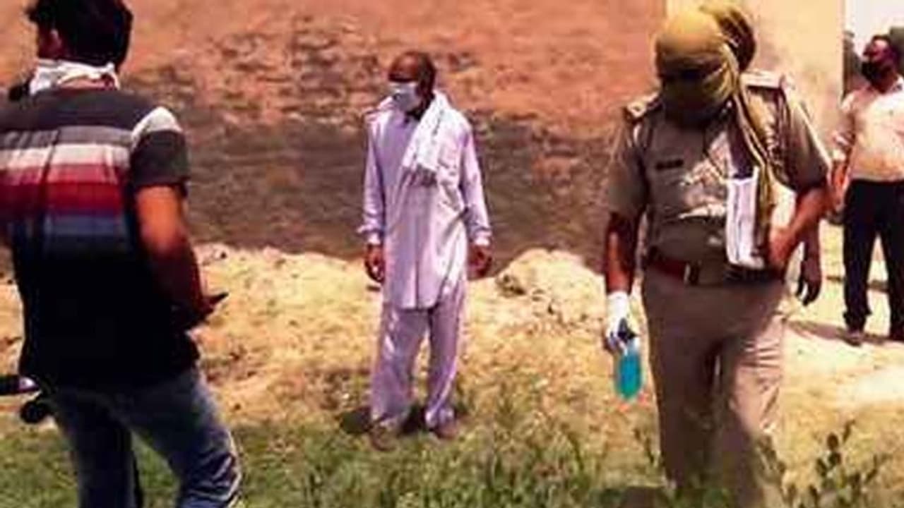 నాకు కరోనా వుంది.. అని నోట్లపై రాసి, రోడ్డుపై విసిరిన దుండగులు: ఆందోళనలో జనం నాకు కరోనా వుంది.. అని నోట్లపై రాసి, రోడ్డుపై విసిరిన దుండగులు: ఆందోళనలో జనం