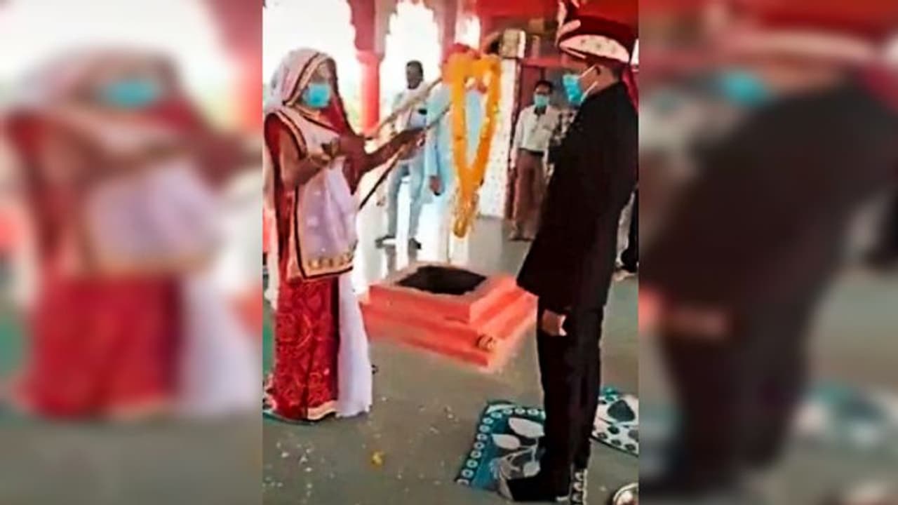 লকডাউনের মধ্যে ছোঁয়াছুঁয়ি ছাড়াই হল বিয়ে, তাও সোশ্যাল মিডিয়ায় খোরাক নবদম্পতি, দেখুন ভিডিও