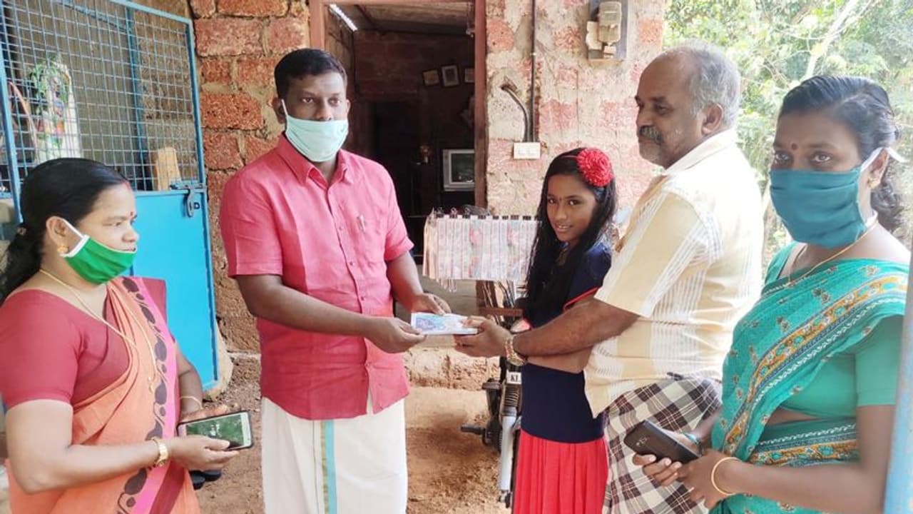 സമ്മാനം ലഭിച്ച തുക ദുരിതാശ്വാസ നിധിയിലേക്ക് നല്‍കി ലോട്ടറി വില്‍പ്പനക്കാരന്‍