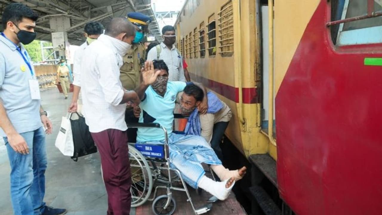 കോഴിക്കോട് നിന്ന് 1090 ബീഹാർ സ്വദേശികൾ നാട്ടിലേക്ക് മടങ്ങി കോഴിക്കോട് നിന്ന് 1090 ബീഹാർ സ്വദേശികൾ നാട്ടിലേക്ക് മടങ്ങി