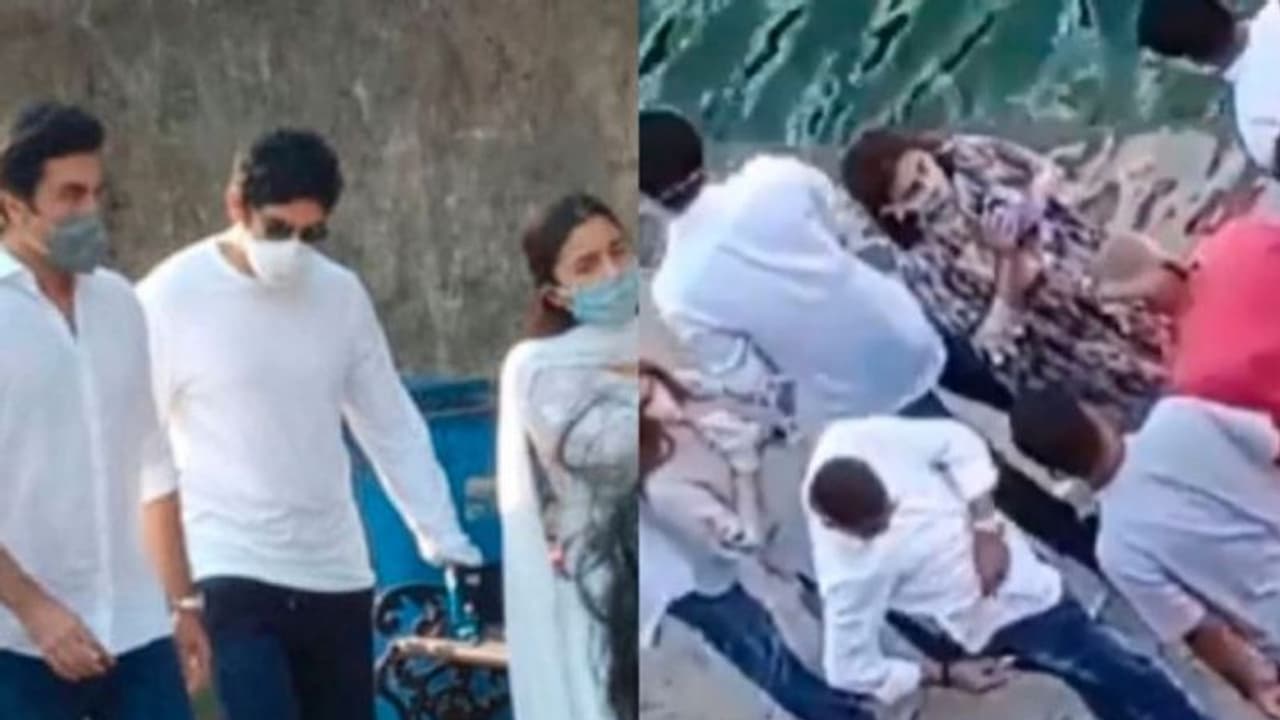 হরিদ্বারে দরজা বন্ধ, মুম্বইয়ের বানগঙ্গায় ঋষি কাপুরের অস্থি বিসর্জন, দেখুন ভিডিও