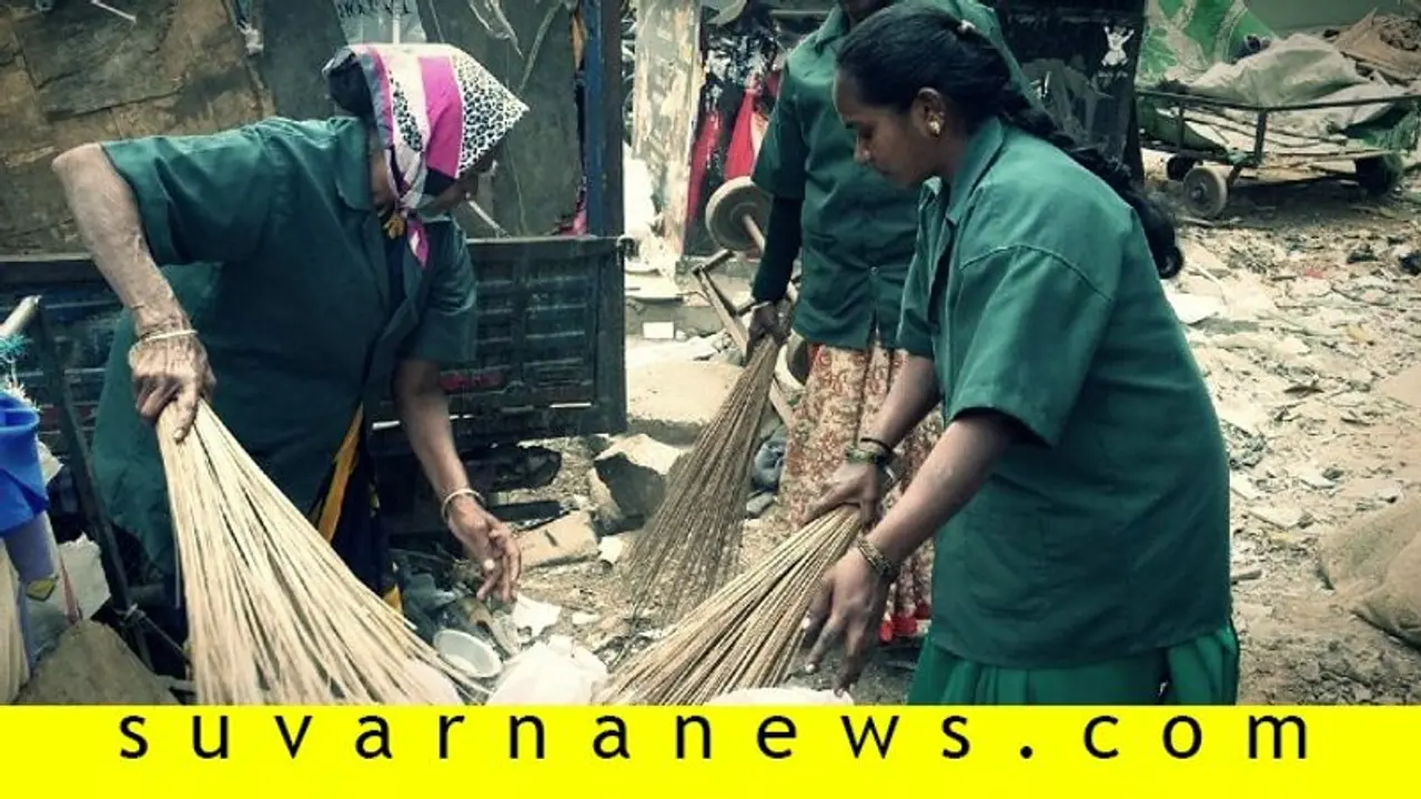 ಜನರ ಬೇಜವಾಬ್ದಾರಿ, ಪೌರಕಾರ್ಮಿಕರಿಗೆ ಸೋಂಕಿನ ಭೀತಿ! ಜನರ ಬೇಜವಾಬ್ದಾರಿ, ಪೌರಕಾರ್ಮಿಕರಿಗೆ ಸೋಂಕಿನ ಭೀತಿ!