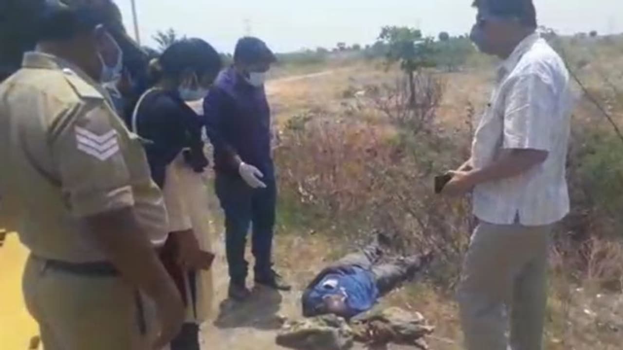 ರಸ್ತೆ ಪಕ್ಕ ಬಿದ್ದಿದ್ದ ವ್ಯಕ್ತಿಯ ರಕ್ಷಿಸಿ ಮಾನವೀಯತೆ ಮೆರೆದ ಮಾಜಿ ಶಾಸಕ ಸಿರಾಜ್ಶೇಕ್ ರಸ್ತೆ ಪಕ್ಕ ಬಿದ್ದಿದ್ದ ವ್ಯಕ್ತಿಯ ರಕ್ಷಿಸಿ ಮಾನವೀಯತೆ ಮೆರೆದ ಮಾಜಿ ಶಾಸಕ ಸಿರಾಜ್ಶೇಕ್