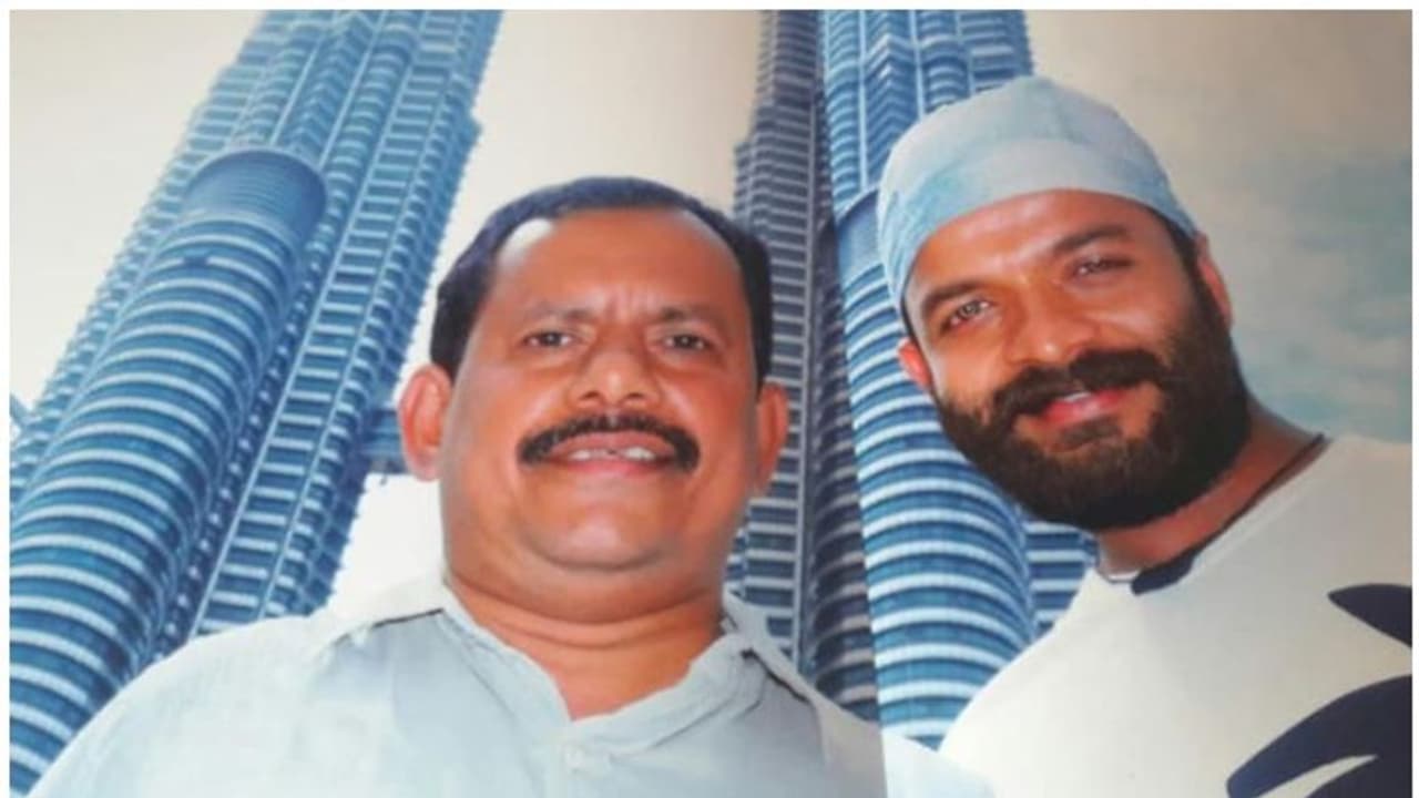 ചെമ്മീൻ തൊണ്ടയില് കുടുങ്ങി മരണം മുന്നില്ക്കണ്ട തിരക്കഥാകൃത്ത്, ഓര്മ്മക്കുറിപ്പുമായി കൃഷ്ണ പൂജപ്പുര ചെമ്മീൻ തൊണ്ടയില് കുടുങ്ങി മരണം മുന്നില്ക്കണ്ട തിരക്കഥാകൃത്ത്, ഓര്മ്മക്കുറിപ്പുമായി കൃഷ്ണ പൂജപ്പുര