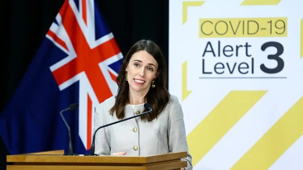 പ്രത്യേക പരിഗണന വേണ്ട; സാമൂഹിക അകലം പാലിക്കാന് കഫേയില് നിന്ന് ഇറങ്ങി ന്യൂസിലാന്ഡ് പ്രധാനമന്ത്രി പ്രത്യേക പരിഗണന വേണ്ട; സാമൂഹിക അകലം പാലിക്കാന് കഫേയില് നിന്ന് ഇറങ്ങി ന്യൂസിലാന്ഡ് പ്രധാനമന്ത്രി