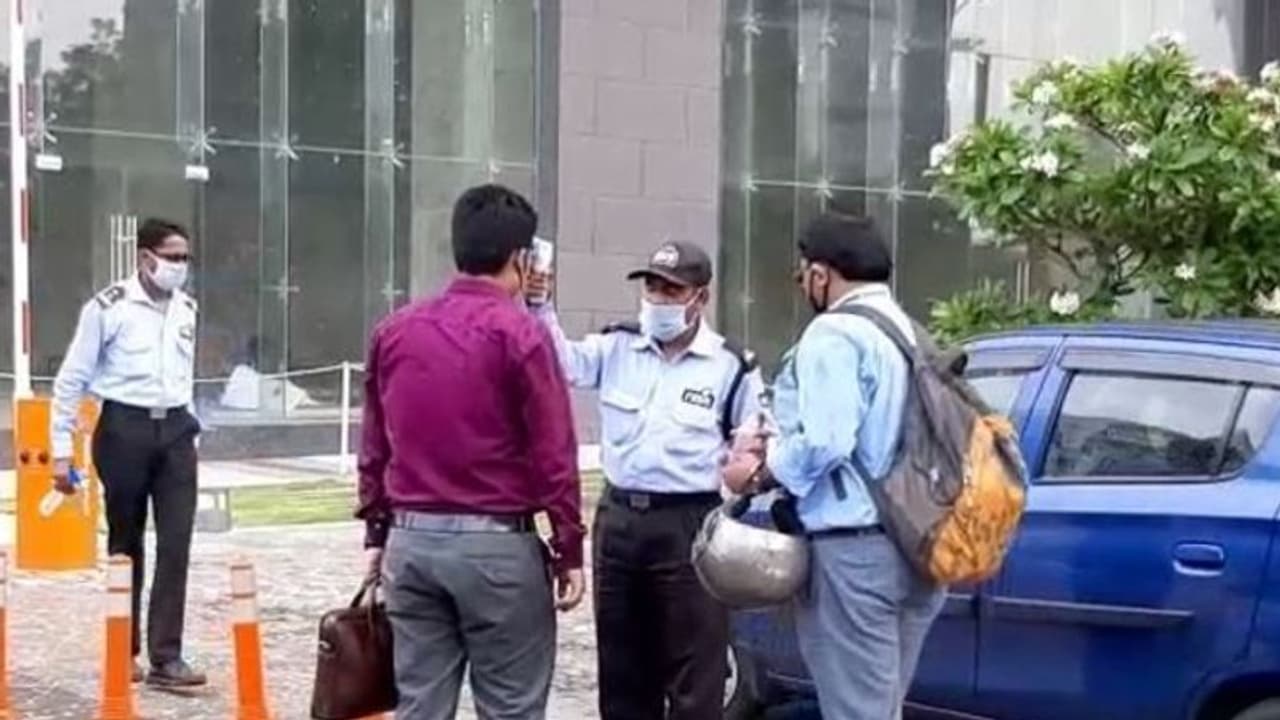 সোমবার থেকে শুরু তৃতীয় দফার লকডাউন, সংক্রমণ রুখতে সল্টলেকের তথ্যপ্রযুক্তি নগরীতে চূড়ান্ত সতর্কতা সোমবার থেকে শুরু তৃতীয় দফার লকডাউন, সংক্রমণ রুখতে সল্টলেকের তথ্যপ্রযুক্তি নগরীতে চূড়ান্ত সতর্কতা