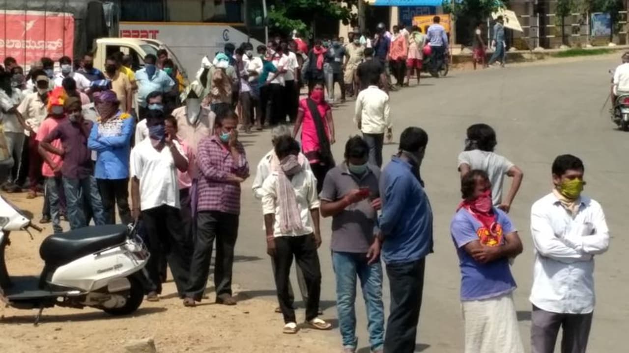 বিহারে বিষাক্ত মদ খেয়ে মৃত ১৩, হাসপাতালে চিকিৎসাধীন বহু, মৃত্যুতেও বন্ধ হয়নি সেই দোকান বিহারে বিষাক্ত মদ খেয়ে মৃত ১৩, হাসপাতালে চিকিৎসাধীন বহু, মৃত্যুতেও বন্ধ হয়নি সেই দোকান