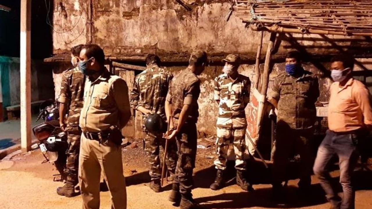 টিকিয়াপাড়ার এবার সিউড়ি, ভিড় সরাতে গিয়ে ফের আক্রান্ত পুলিশ