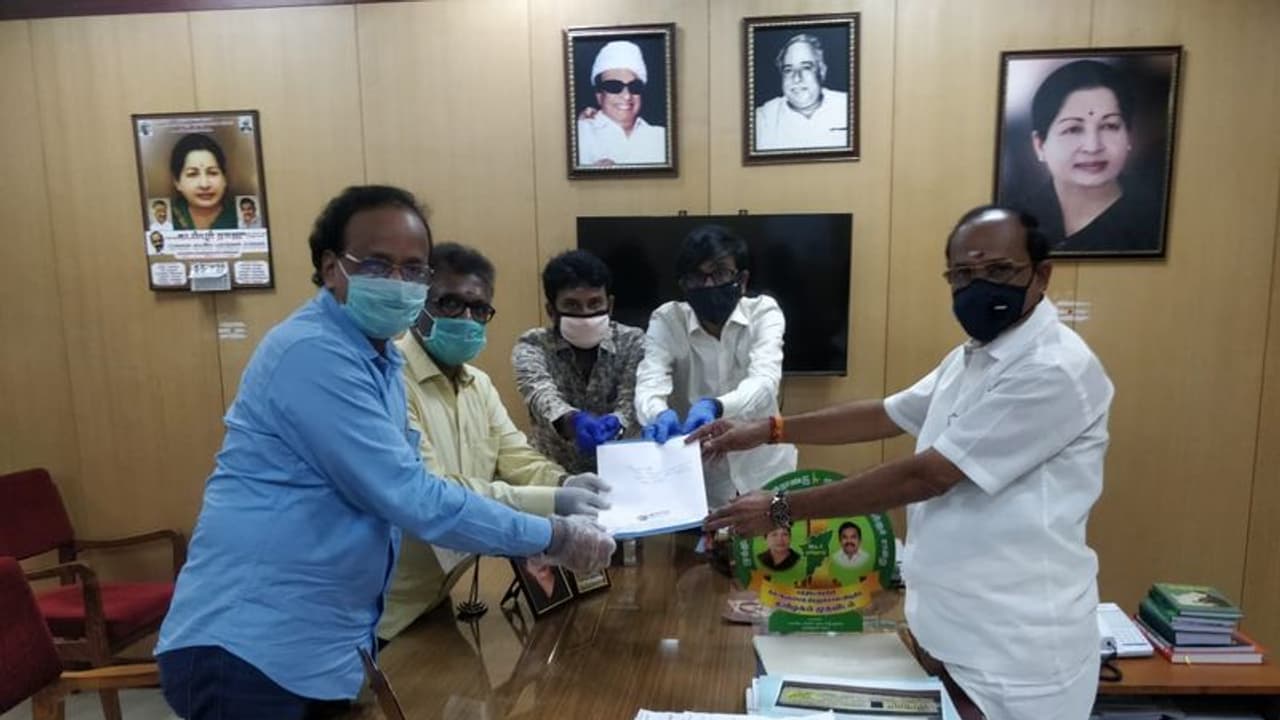 கேரளாவைப் போல எங்களுக்கும் அனுமதி கொடுங்க... அமைச்சரிடம் அதிரடி கோரிக்கை வைத்த தயாரிப்பாளர்கள்...! கேரளாவைப் போல எங்களுக்கும் அனுமதி கொடுங்க... அமைச்சரிடம் அதிரடி கோரிக்கை வைத்த தயாரிப்பாளர்கள்...!