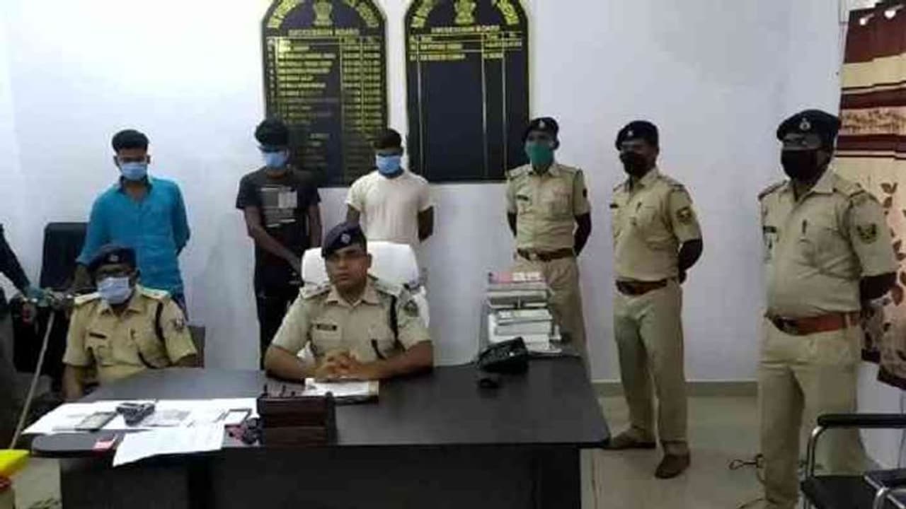 वर्दी वाला गुंडा; थानेदार को लूटने की कोशिश में होमगार्ड गिरफ्तार, पुलिस क्रिमिनल गिरोह का भंड़ाफोड़ वर्दी वाला गुंडा; थानेदार को लूटने की कोशिश में होमगार्ड गिरफ्तार, पुलिस क्रिमिनल गिरोह का भंड़ाफोड़