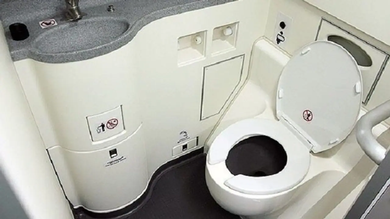 వారం రోజులగా బాత్రూమ్ లోనే కరోనా రోగి మృతదేహం వారం రోజులగా బాత్రూమ్ లోనే కరోనా రోగి మృతదేహం