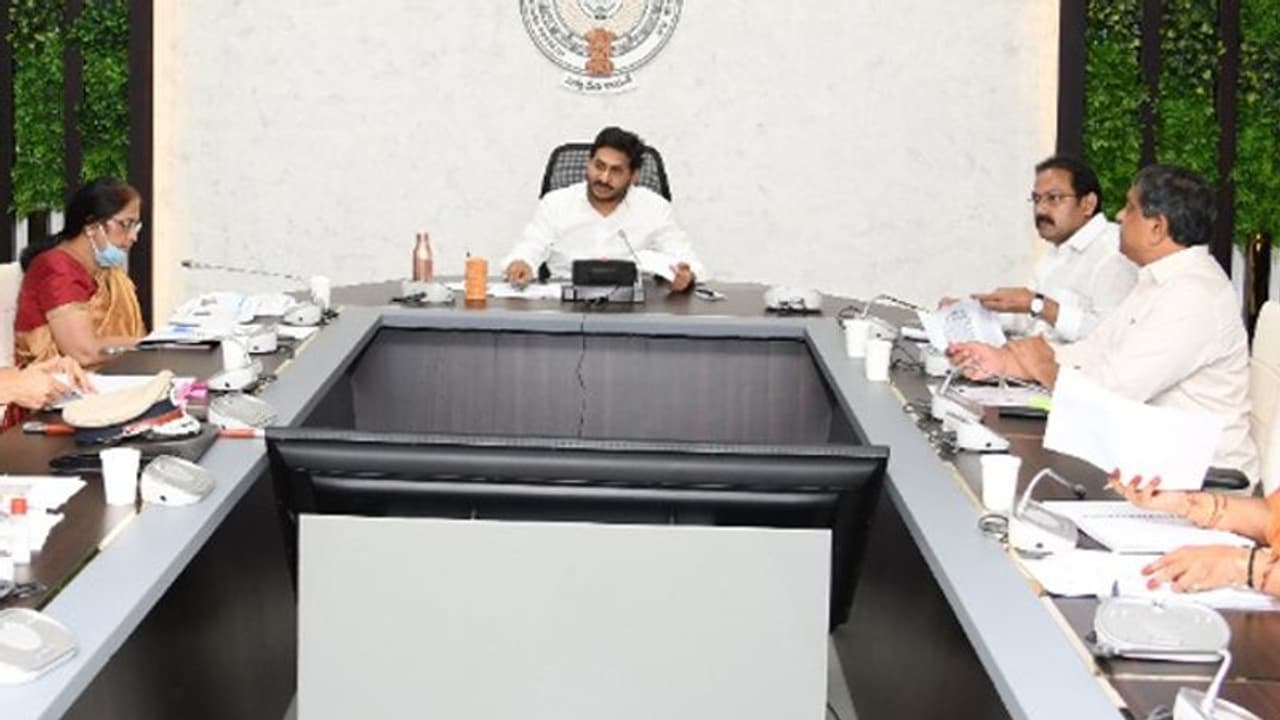 కరోనాపై పోరు: ముఖ్యమంత్రి జగన్ మోహన్ రెడ్డి కీలక ఆదేశాలు కరోనాపై పోరు: ముఖ్యమంత్రి జగన్ మోహన్ రెడ్డి కీలక ఆదేశాలు