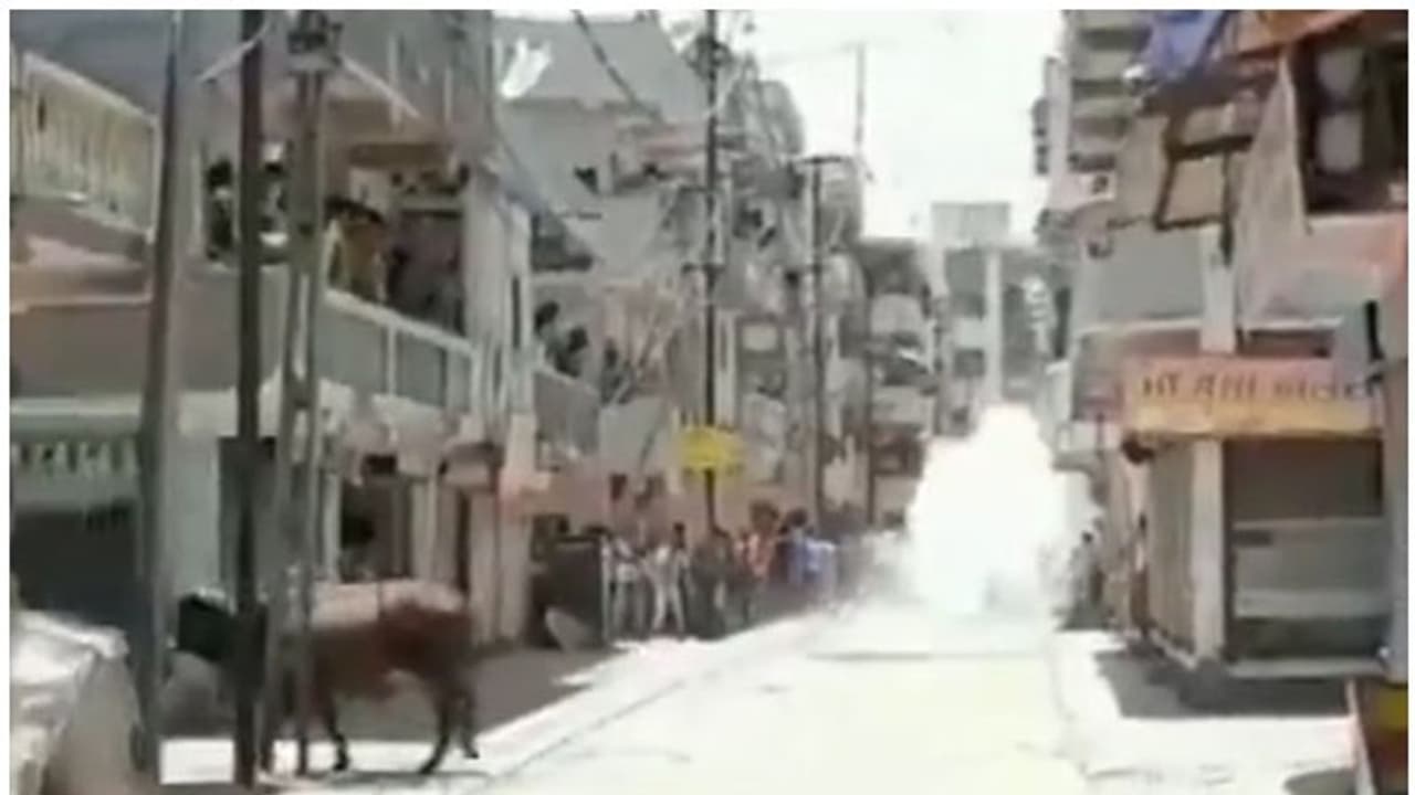 ഗുജറാത്തില് കുടിയേറ്റ തൊഴിലാളികളും പൊലീസും നേര്ക്കുനേര്; കണ്ണീര്വാതക പ്രയോഗവും കല്ലേറും ഗുജറാത്തില് കുടിയേറ്റ തൊഴിലാളികളും പൊലീസും നേര്ക്കുനേര്; കണ്ണീര്വാതക പ്രയോഗവും കല്ലേറും